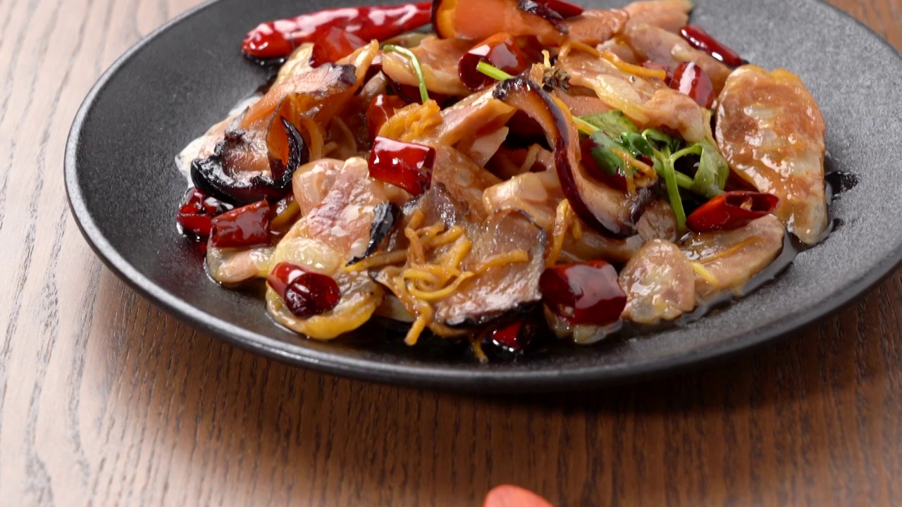 中国湖南传统地道美食名菜风味烟熏腊肠腊肉腊味合蒸视频素材