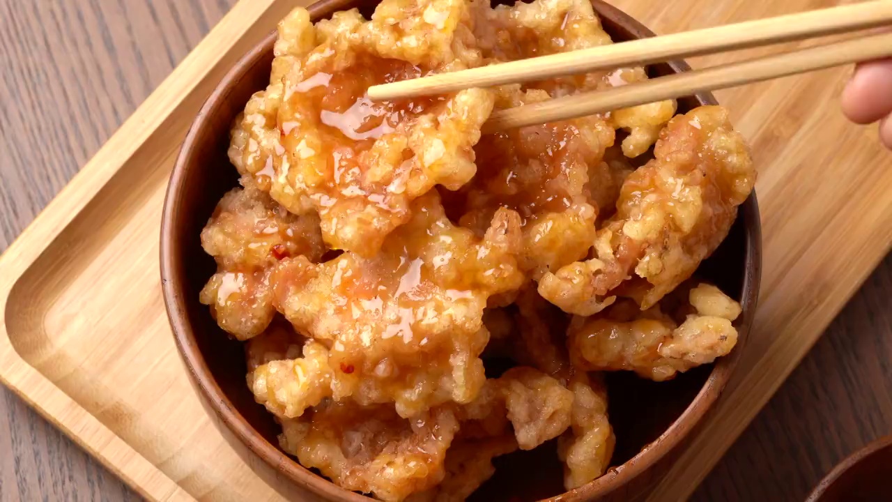 中国东北舌尖上的美食传统经典名菜色香味全木质木碗上的锅包肉视频素材