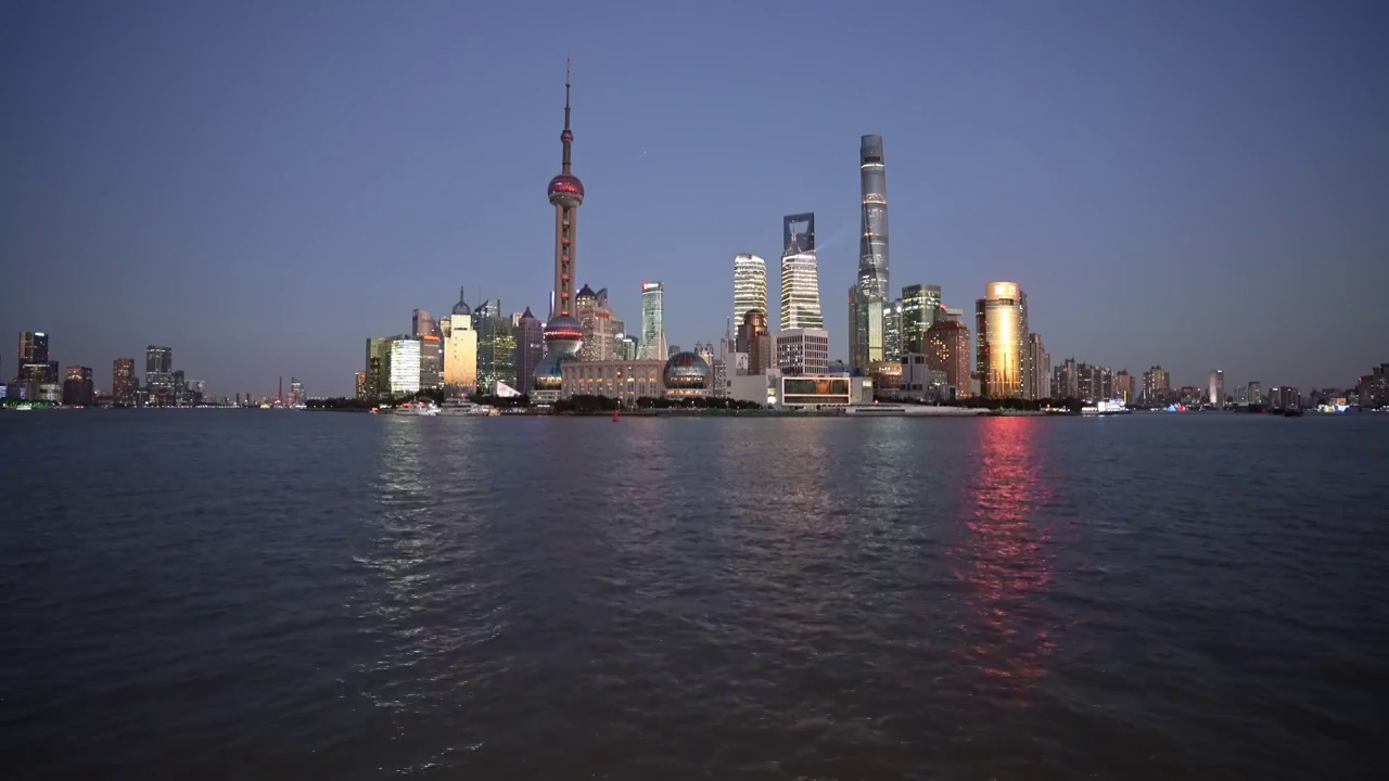 上海陆家嘴夜景外滩地面，广角，4K视频素材