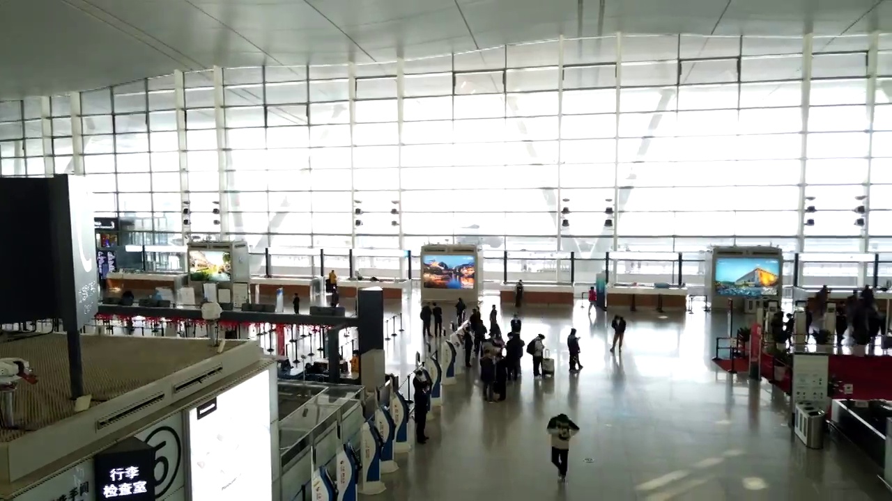 2021年春运首日的南京禄口国际机场航站楼内的延时摄影视频素材