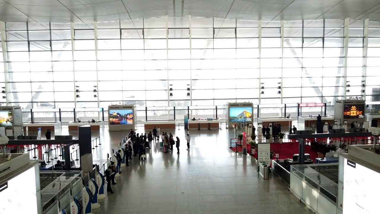 2021年春运首日的南京禄口国际机场航站楼内的延时摄影视频素材