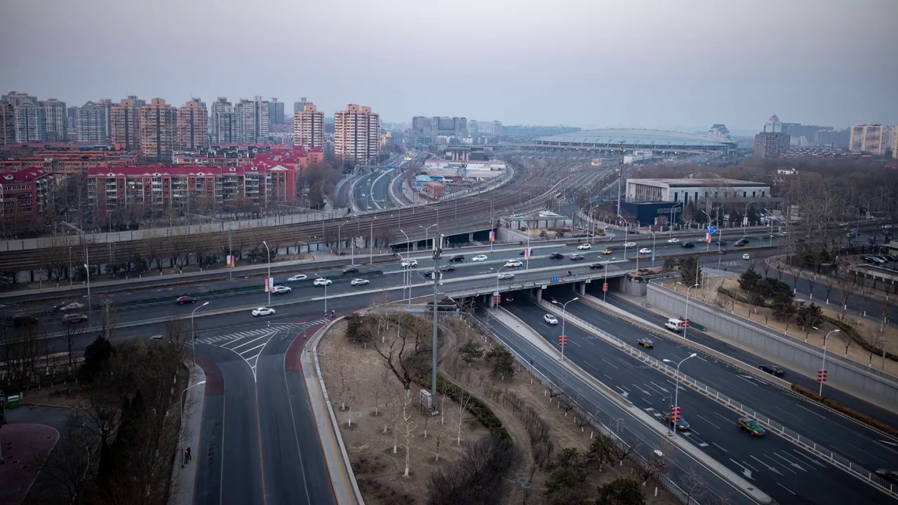 2021年春节前夕北京南站和万芳桥交通景象视频素材