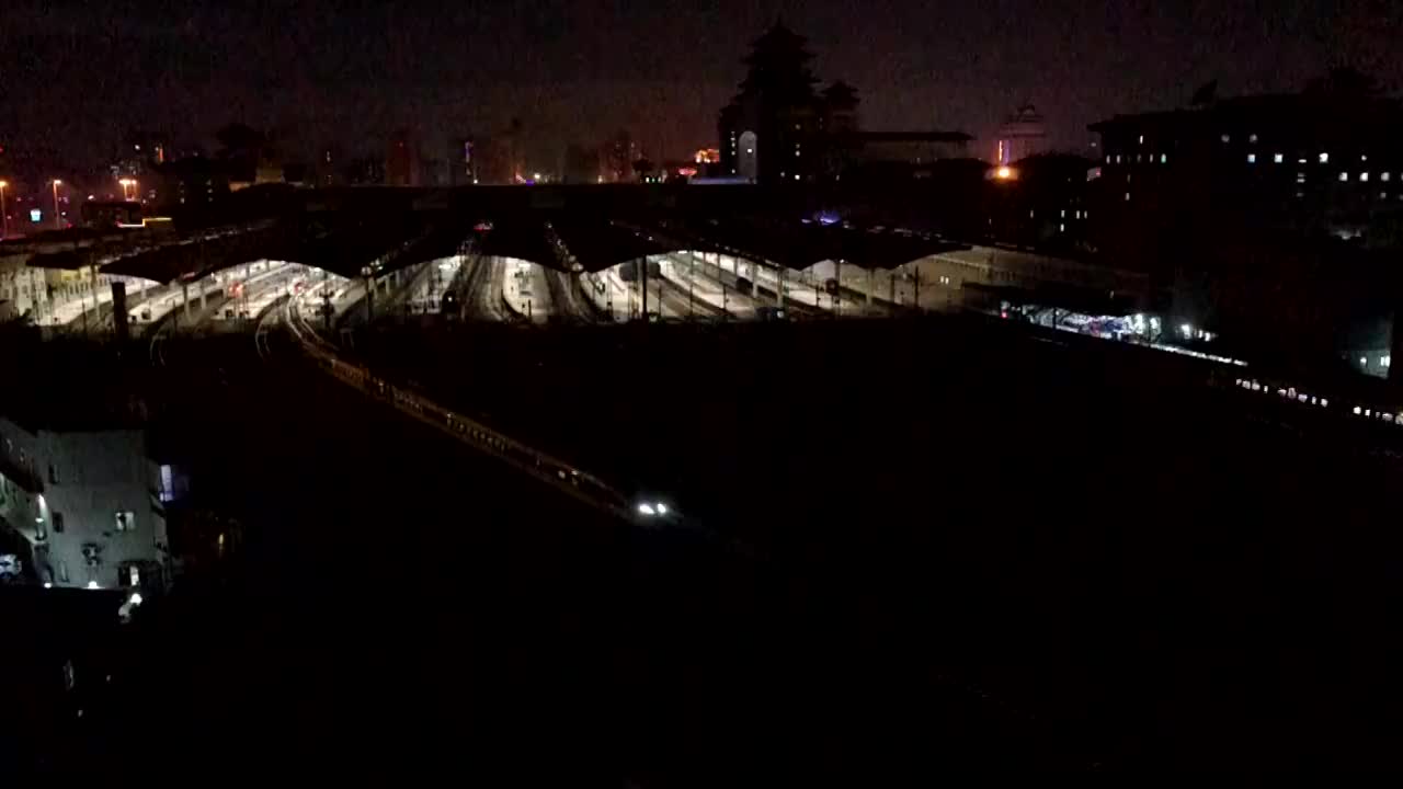 2021年春节前夕北京西站月台出站高铁列车夜景视频素材