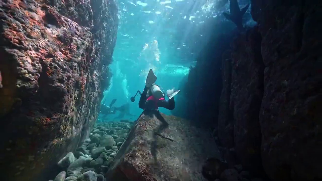 潜水员海底水下探索视频下载