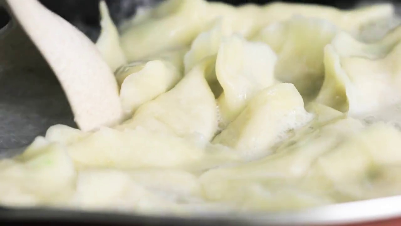 煮饺子视频素材