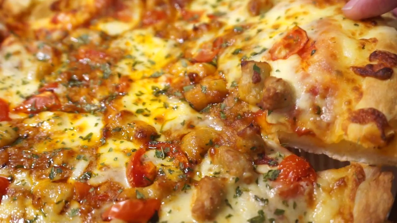 西方美食快餐面食披萨意式肉酱芝士披萨视频素材