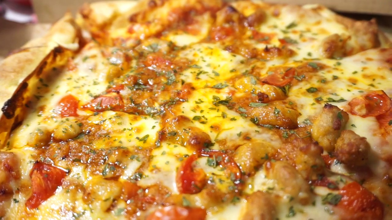 西方美食快餐面食披萨意式肉酱芝士披萨视频素材
