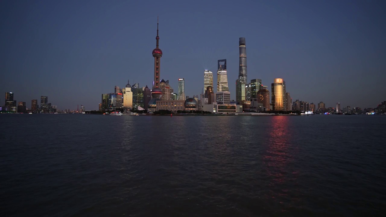 上海陆家嘴夜景外滩地面，广角，4K视频素材