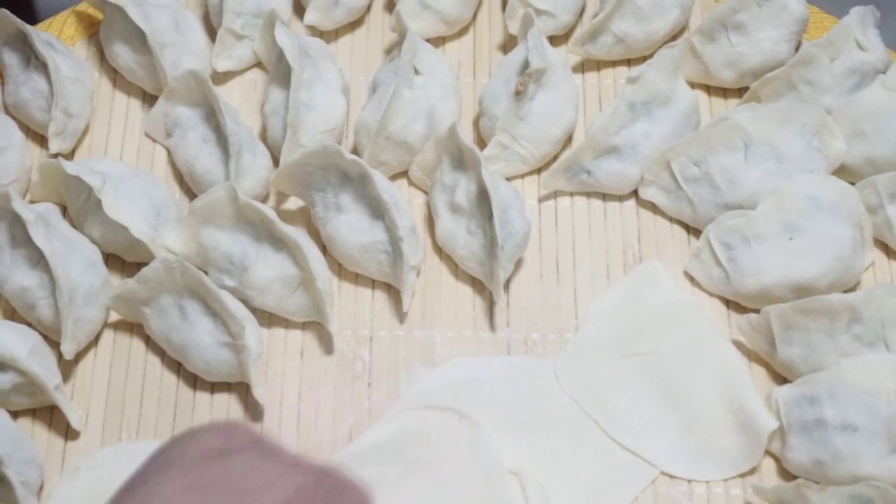 中国传统面食除夕夜包饺子传统美食文化视频素材
