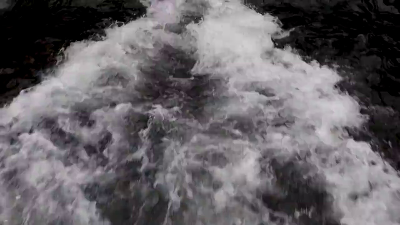 高速水流冲击水花溅落流淌视频素材