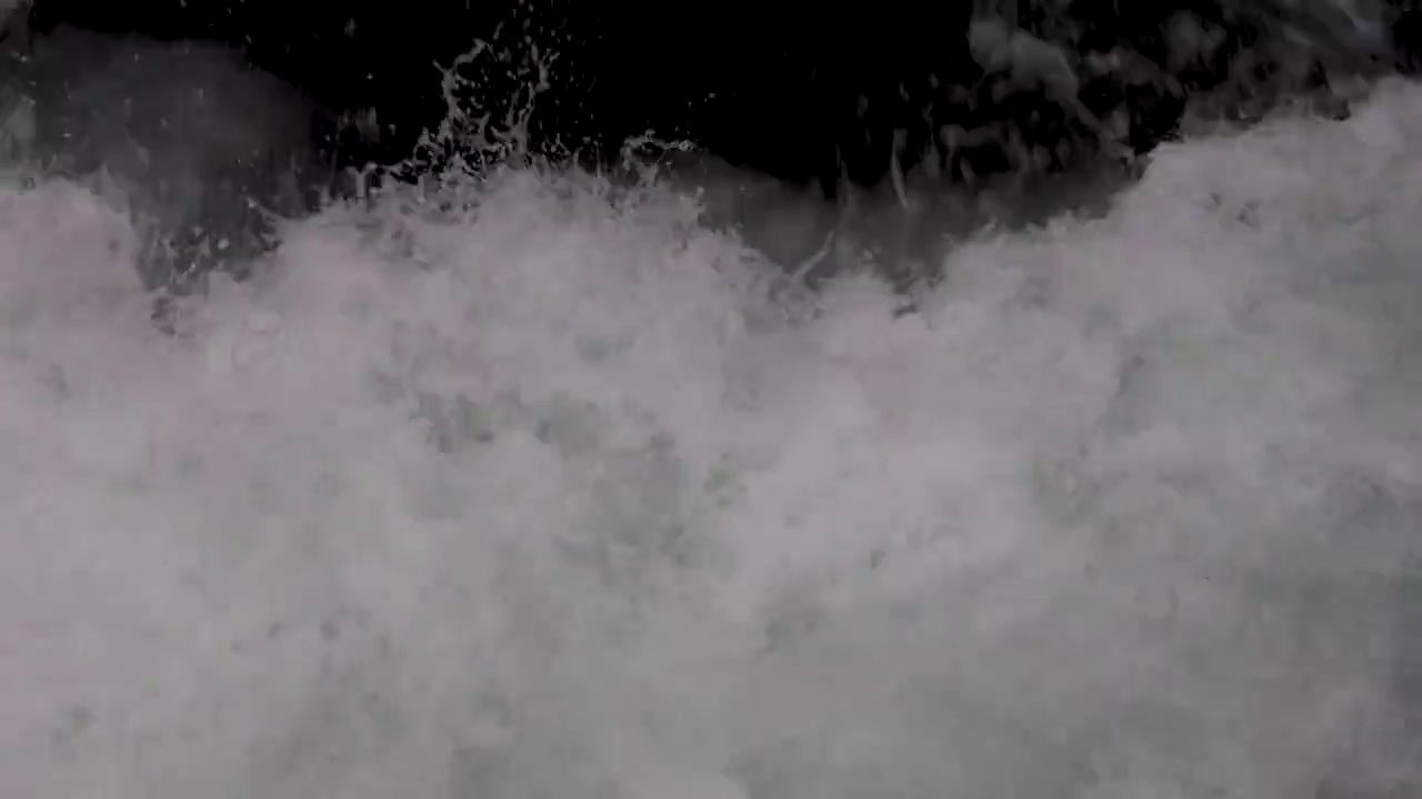高速水流冲击水花溅落流淌视频素材