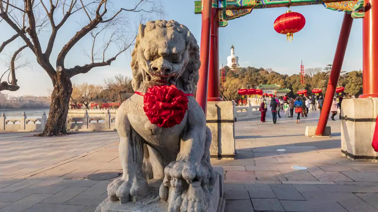 傍晚北京北海公园石狮光影人流的延时视频素材