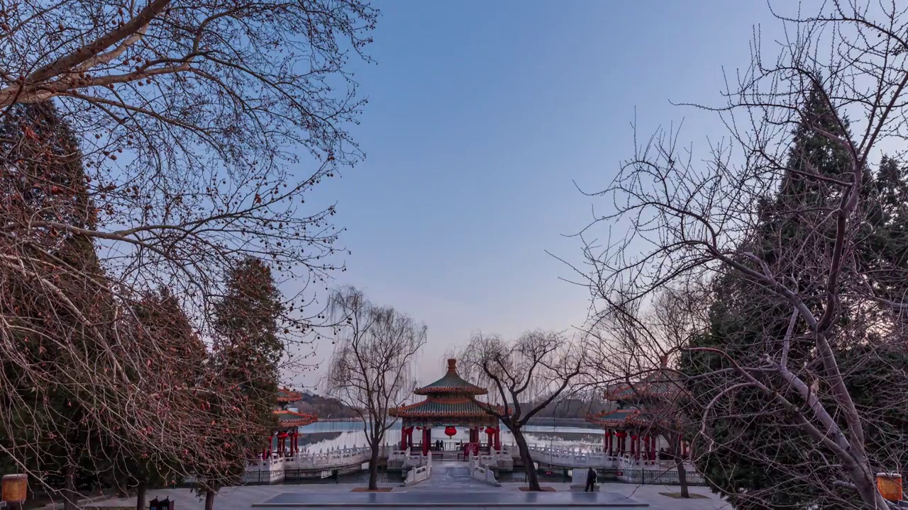 傍晚北京北海公园五龙亭的日转夜延时视频素材