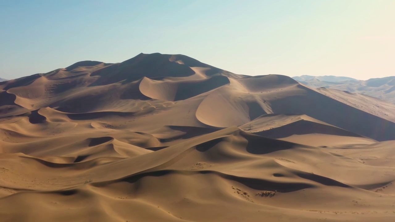 沙漠里奔跑的男孩视频素材