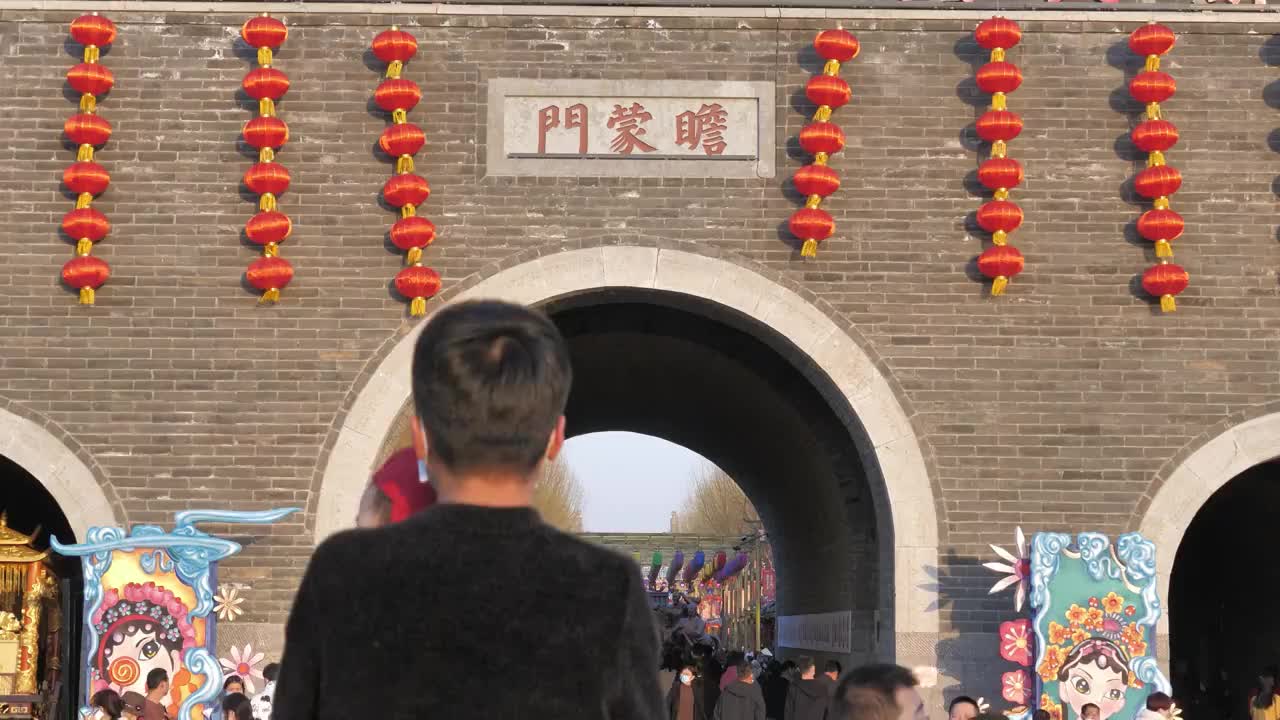 4k高清视频新春新年元宵节临沂沂州古城大量游客观赏花灯视频素材