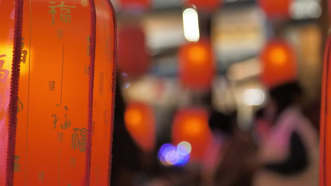 4k高清视频新春新年元宵节临沂沂州古城大量游客观赏花灯视频素材