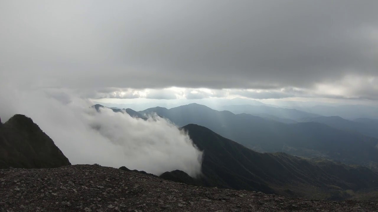 高山上的云雾变幻视频素材