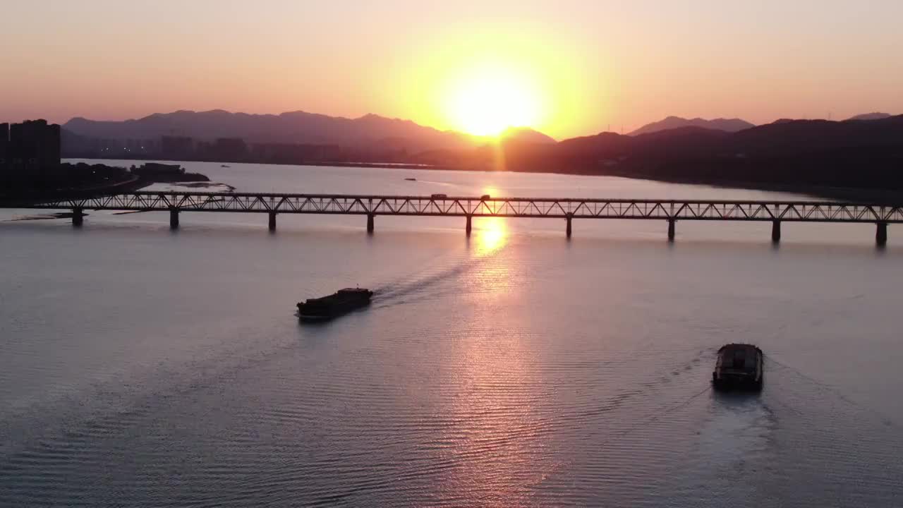 杭州钱塘江大桥日落航拍 六和塔视频素材