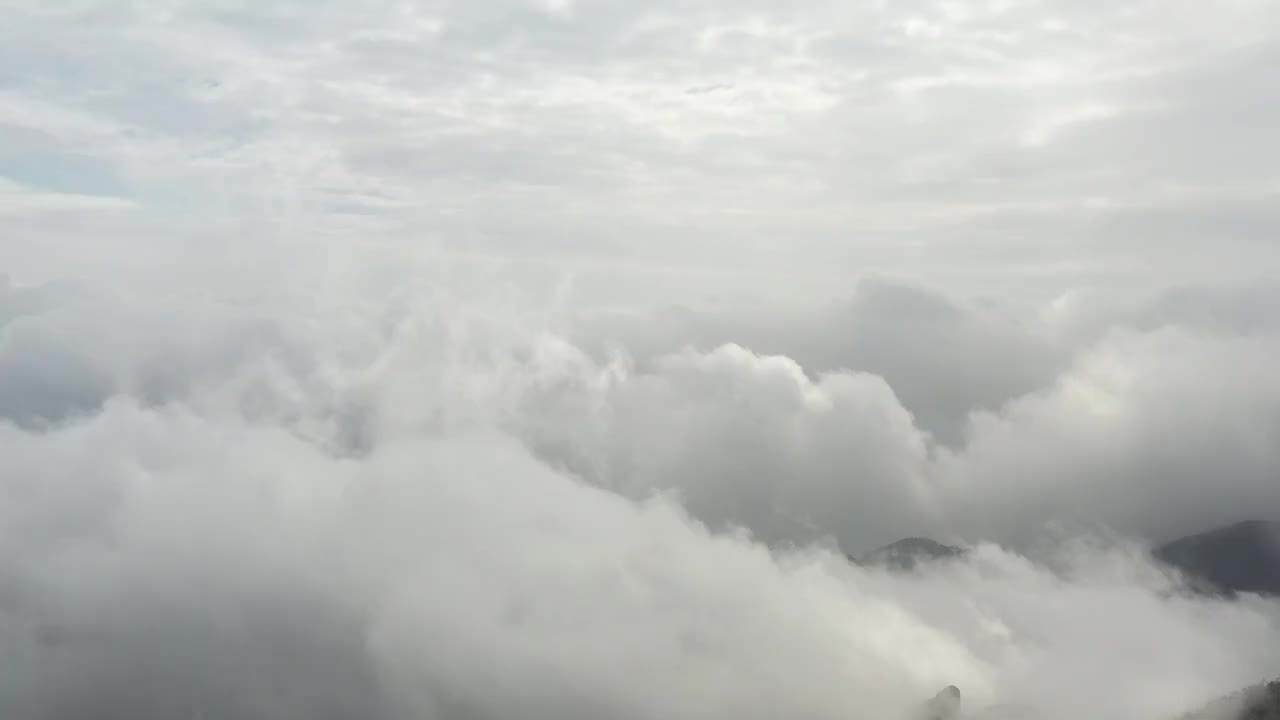 江西上饶：航拍云雾中的三清山视频素材