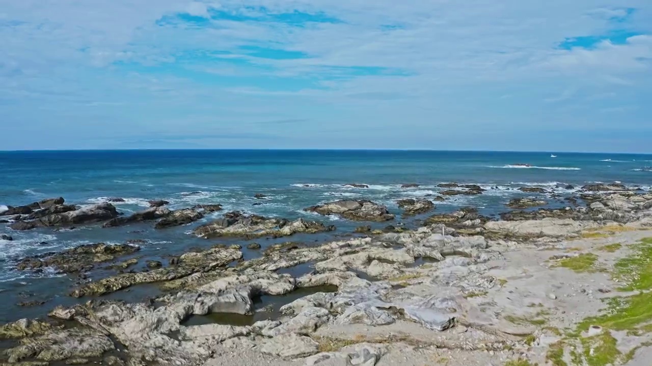 航拍海浪拍打岩石溅起白色浪花视频素材