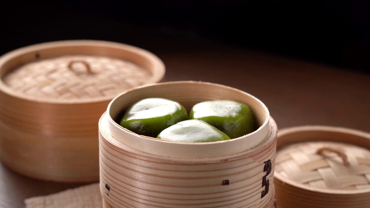 中国清明节时令踏青传统美食蒸笼上的艾饼糍粑青团视频素材