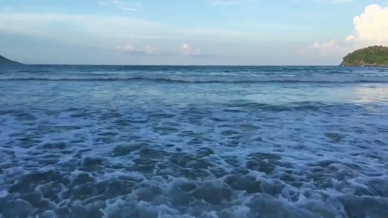 泰国普吉岛清晨卡塔海滩，海浪，海滩视频下载