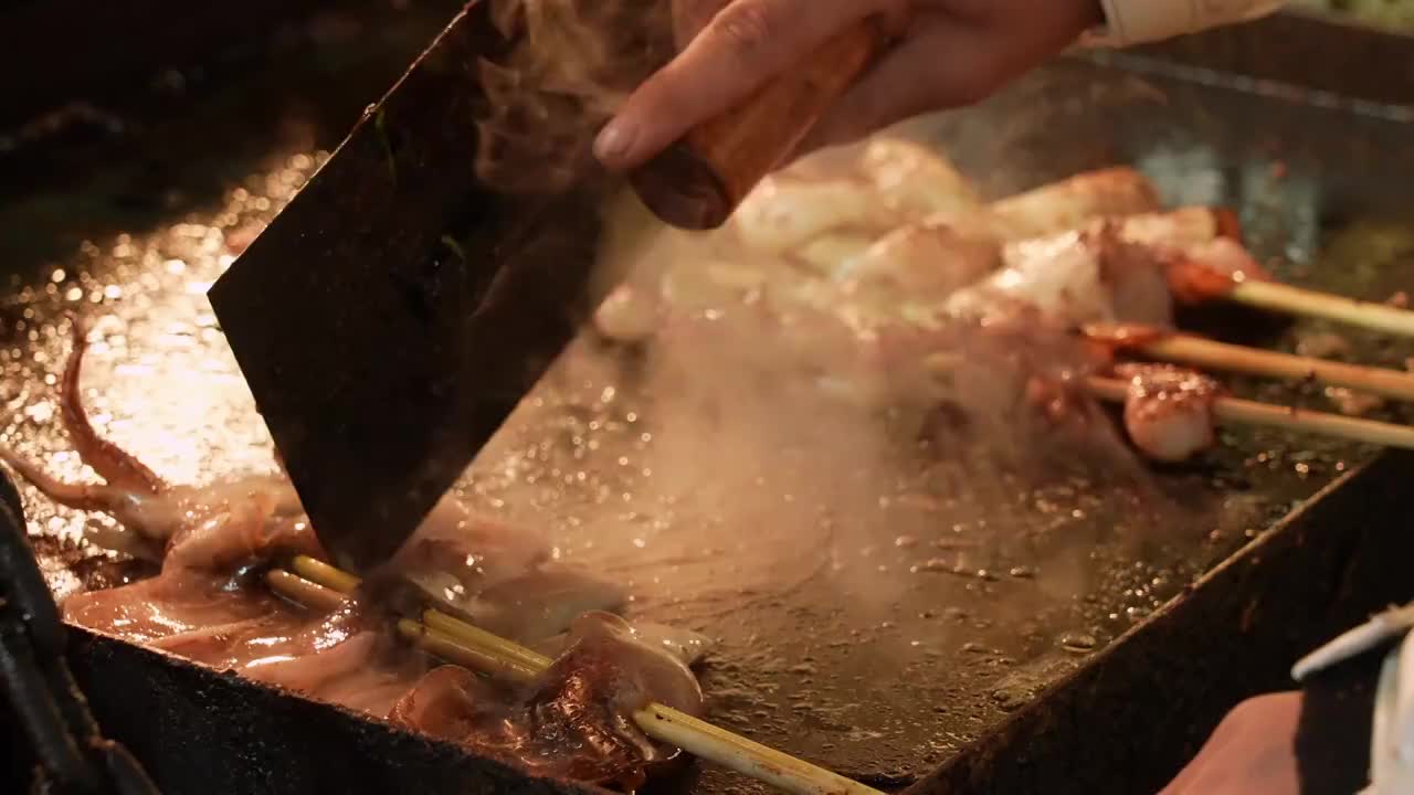 夜市小吃烤鱿鱼升格视频素材