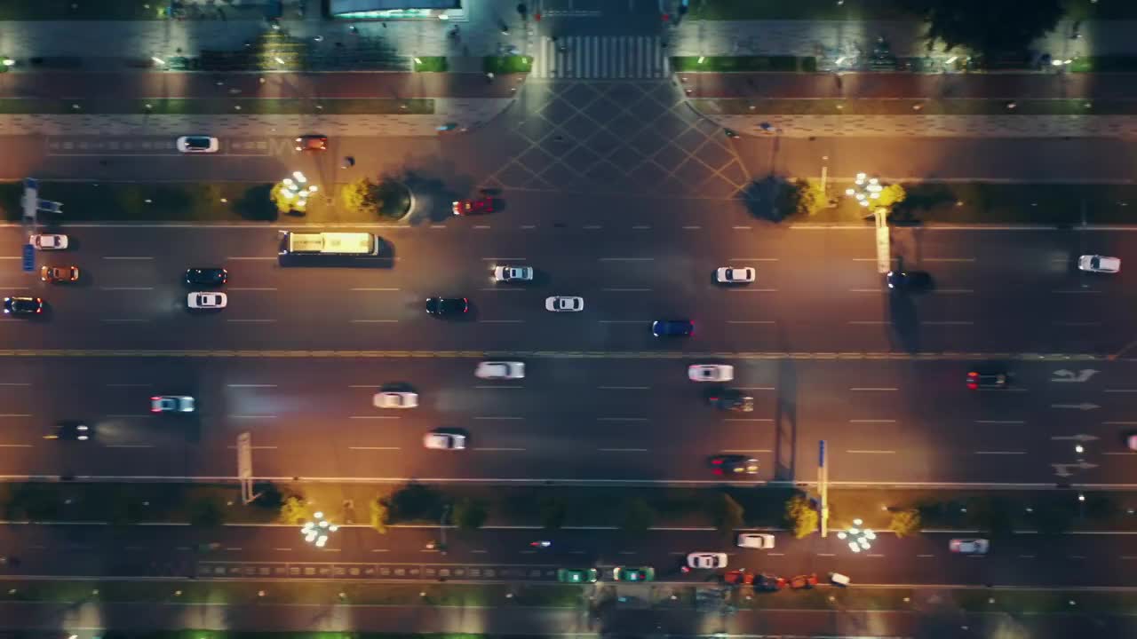 城市夜晚很多汽车行驶在路上视频素材