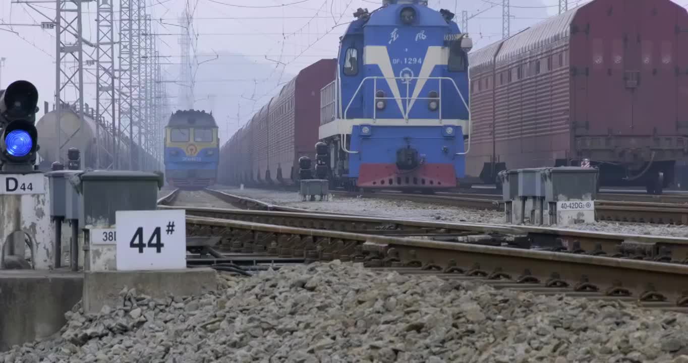 广西桂林2021年春运中欧班列调车编组作业视频视频素材