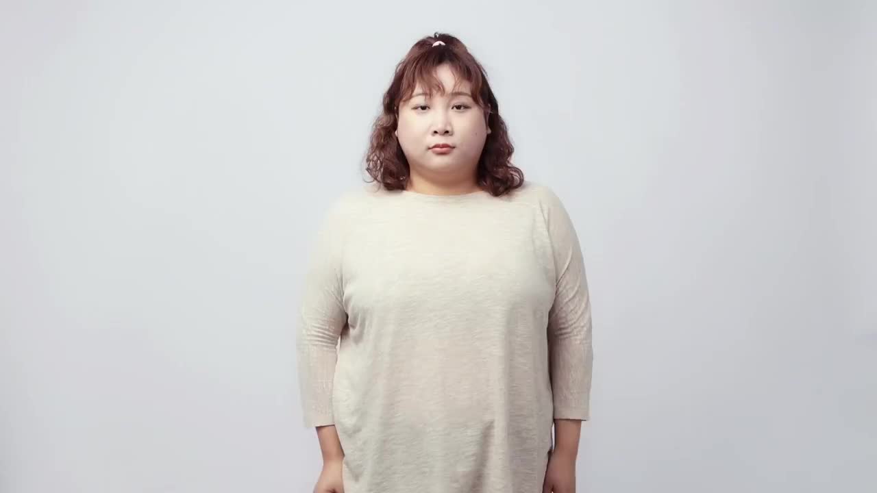 纯色背景里站着的胖女孩视频素材