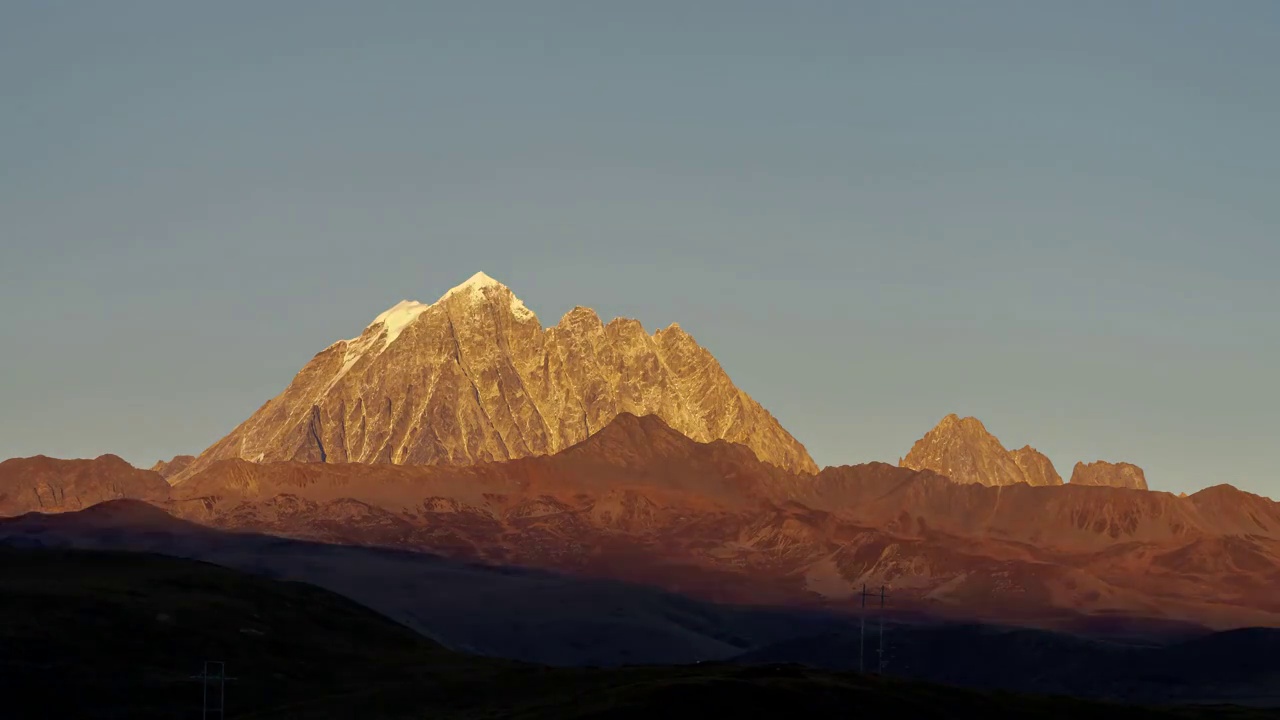 雅拉神山的日落时分视频素材