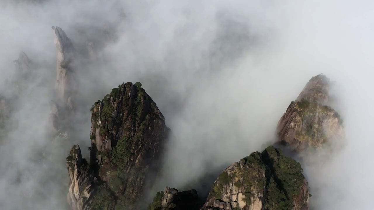 江西上饶：航拍三清山雨后云雾美如仙境视频素材