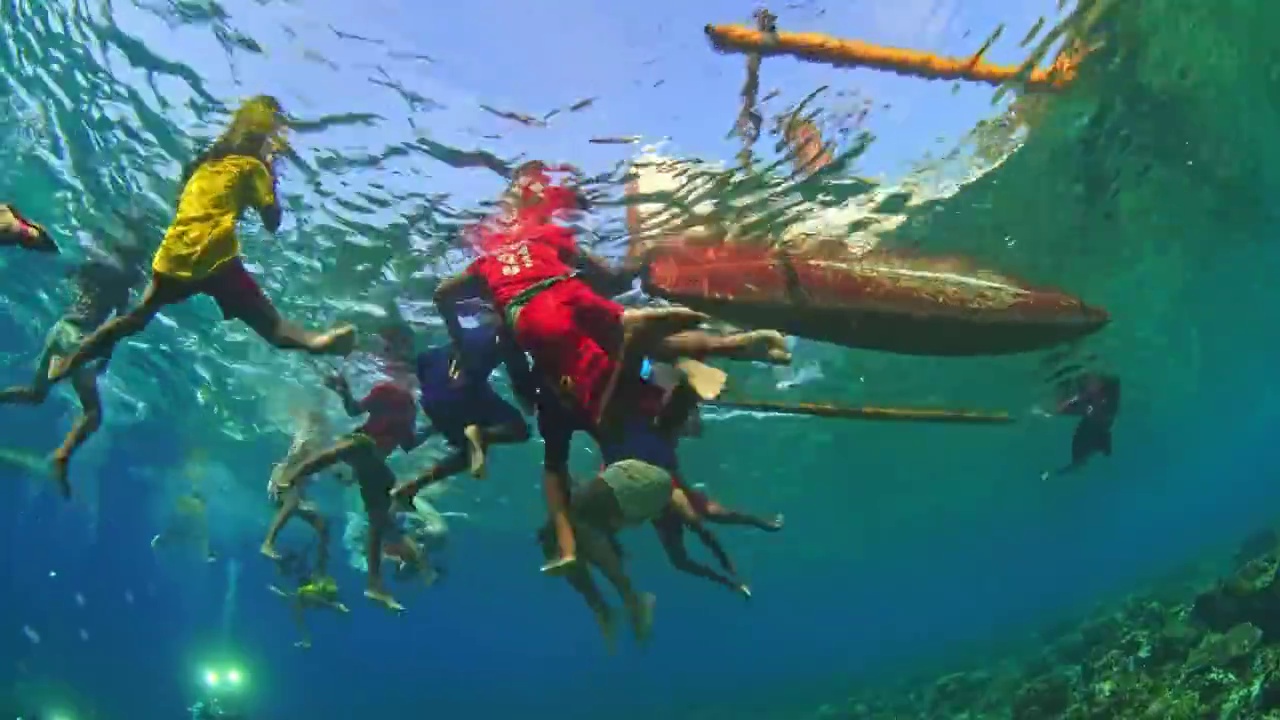 水下摄影印尼土著渔民孩子视频素材