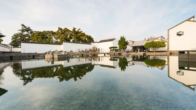 苏州博物馆池塘建筑蓝天外景镜面倒影延时视频素材