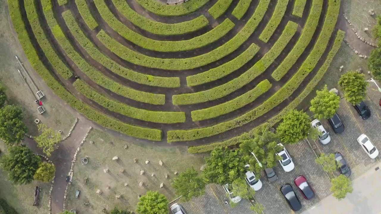 圆形花园迷宫和凉亭航拍视频素材