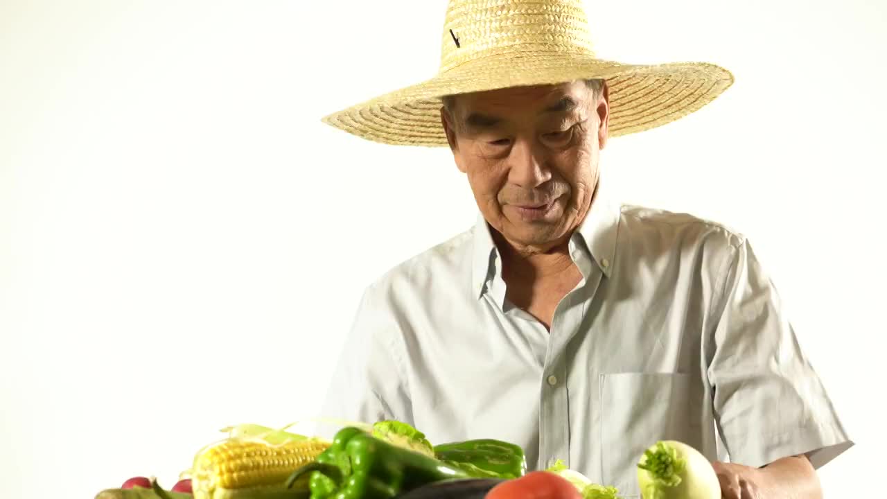 老农民展示自家蔬菜视频素材