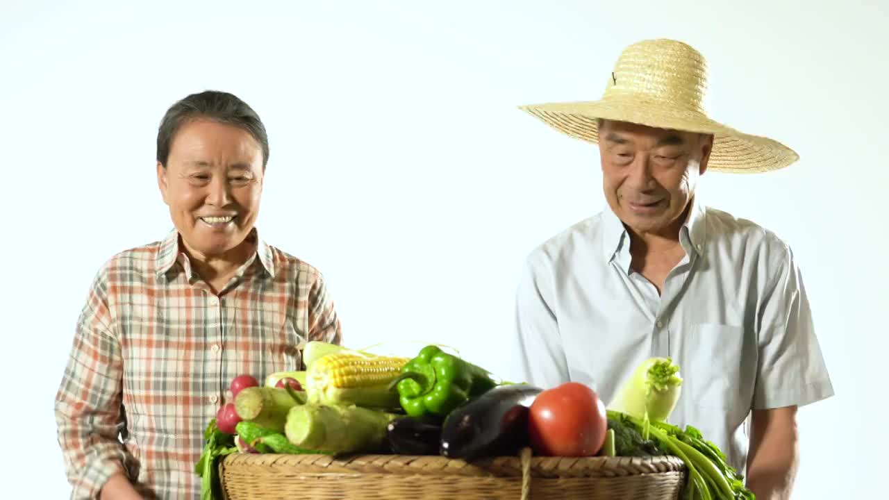 老年农民夫妇展示自家蔬菜视频素材