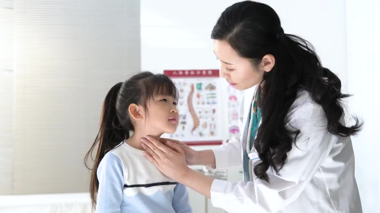 年轻女医生给小女孩检查身体视频素材