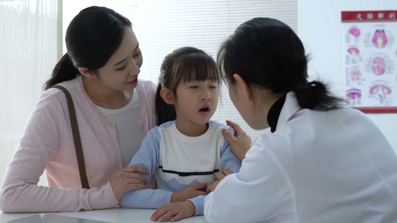 年轻妈妈带着女儿看医生视频素材