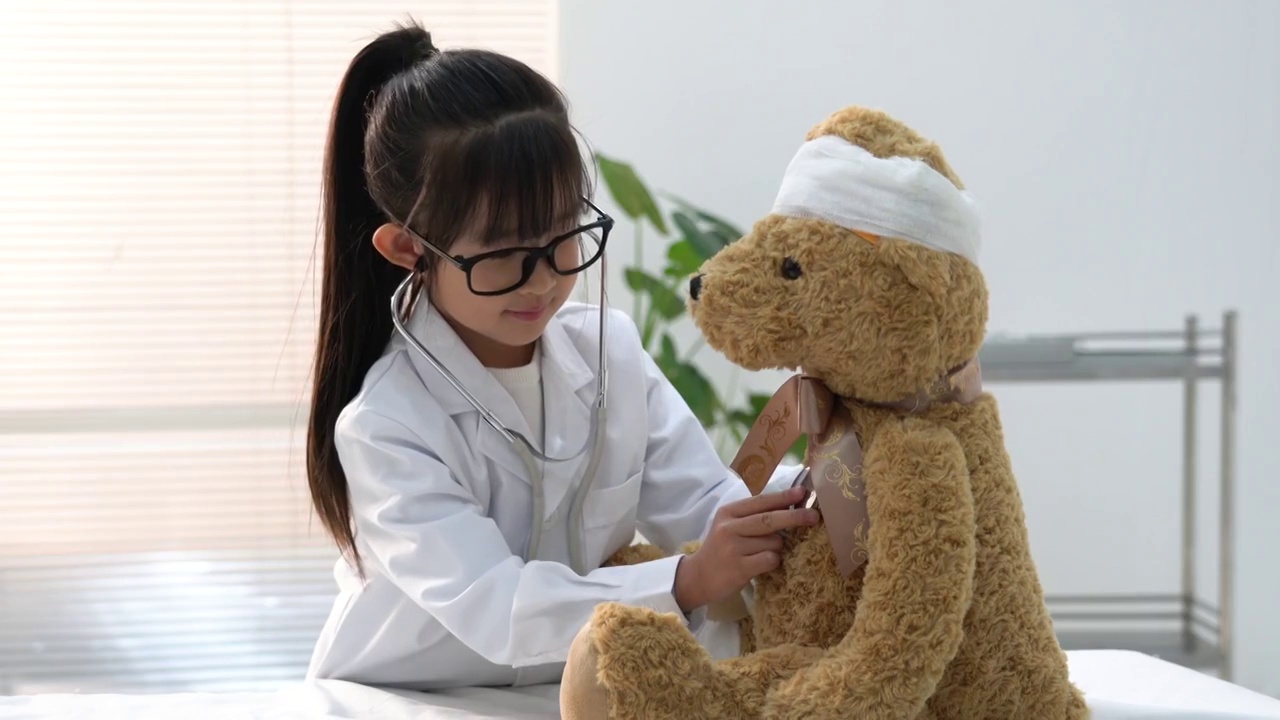 装扮成医生的小女孩给玩具小熊看病视频下载