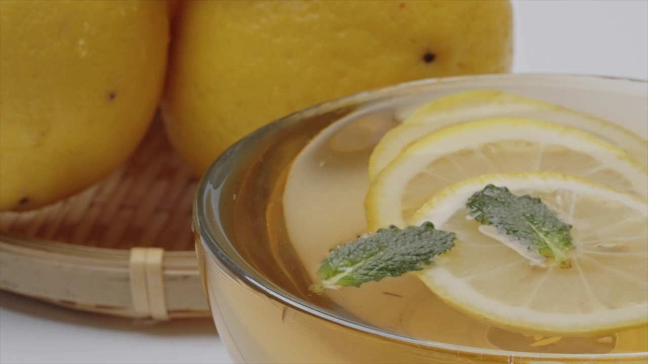 玻璃器皿中的柠檬饮料视频下载