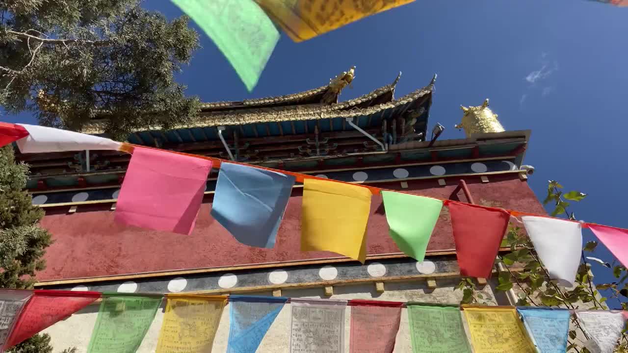 云南香格里拉寺庙外观和经幡视频素材