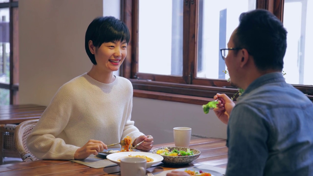 情侣约会吃西餐视频素材