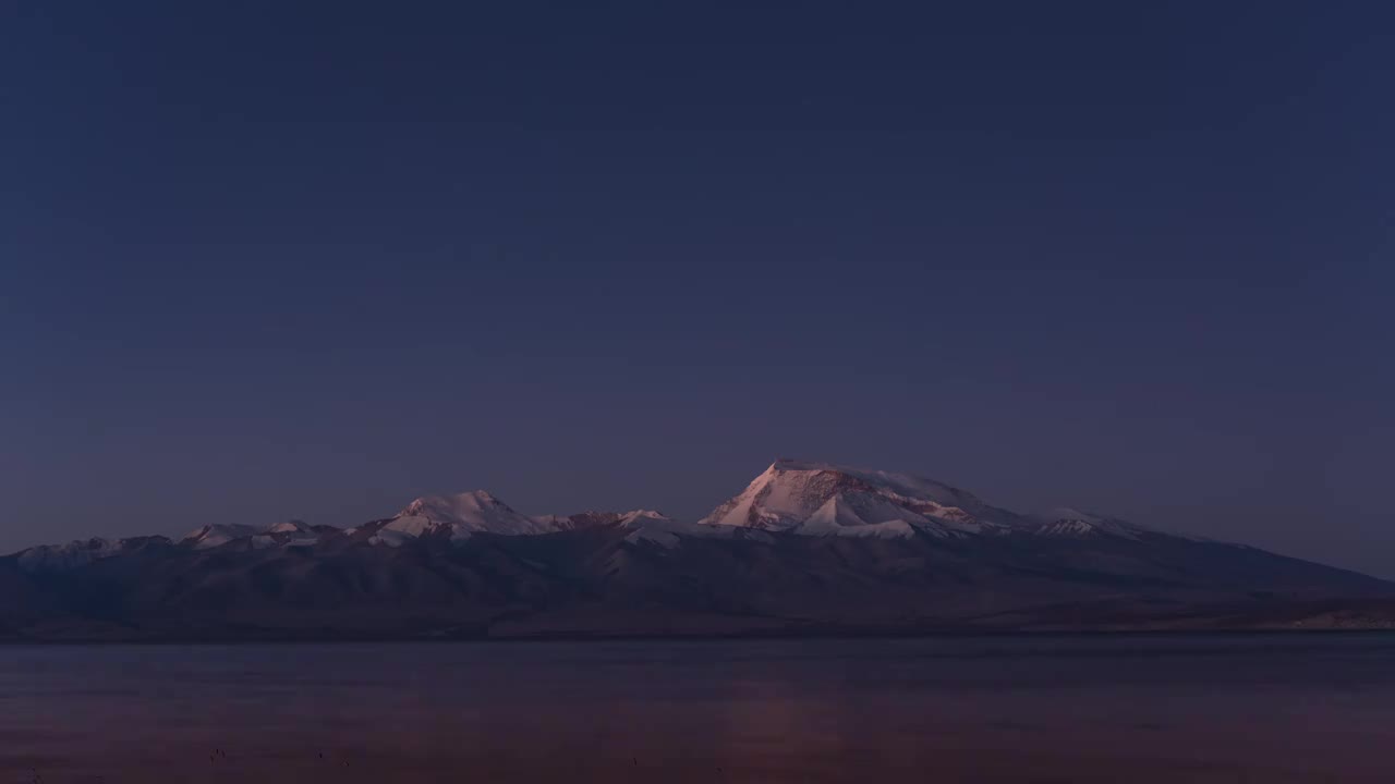 西藏风光阿里纳木那尼峰神山下的玛旁雍错圣湖日出视频素材