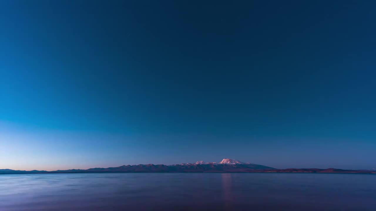 西藏风光阿里纳木那尼峰神山下的玛旁雍错圣湖日出视频素材