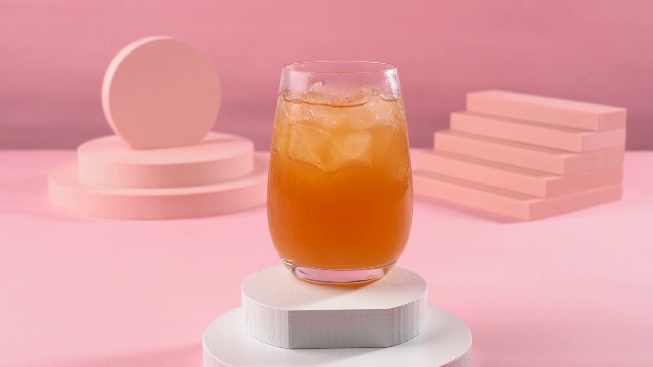 夏天粉红色纯色背景几何体一杯冰爽柠檬茶红茶视频购买