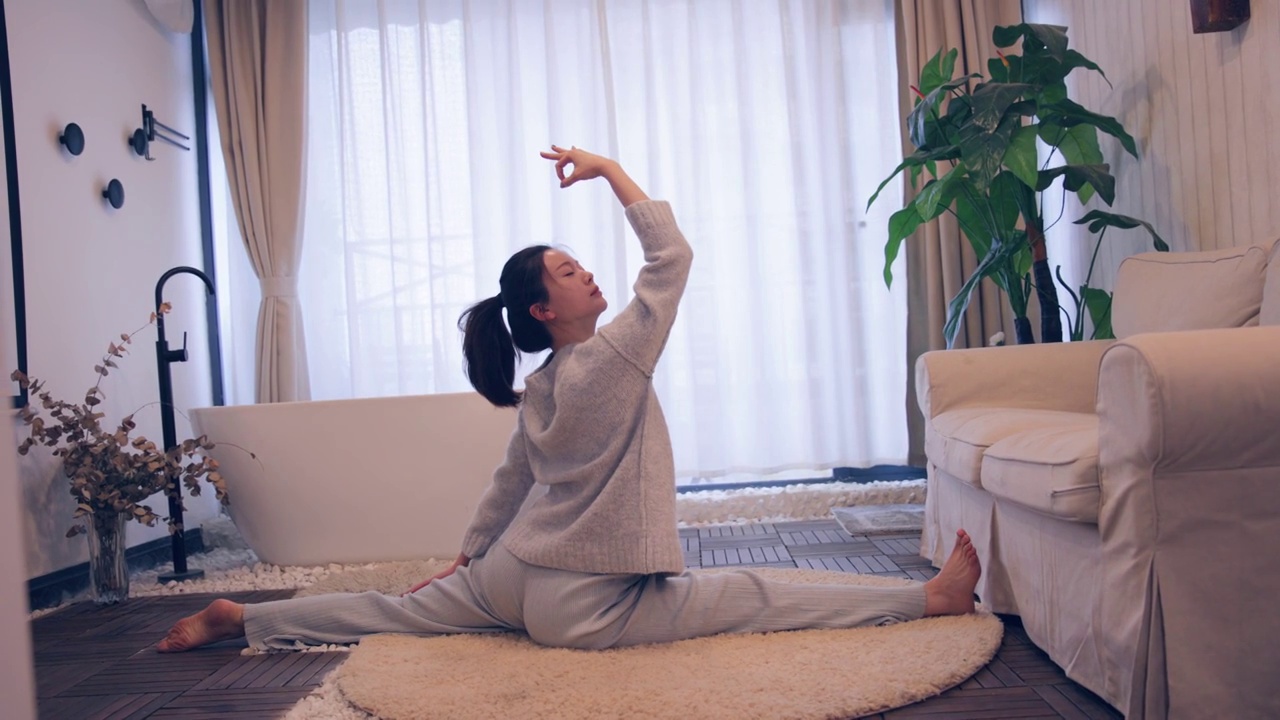 年轻女士在家做瑜伽视频素材
