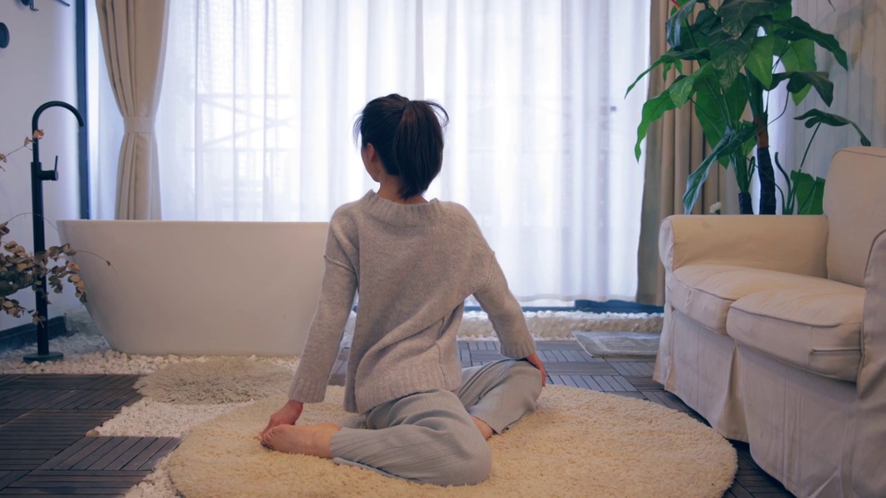 年轻女士在家做瑜伽视频素材