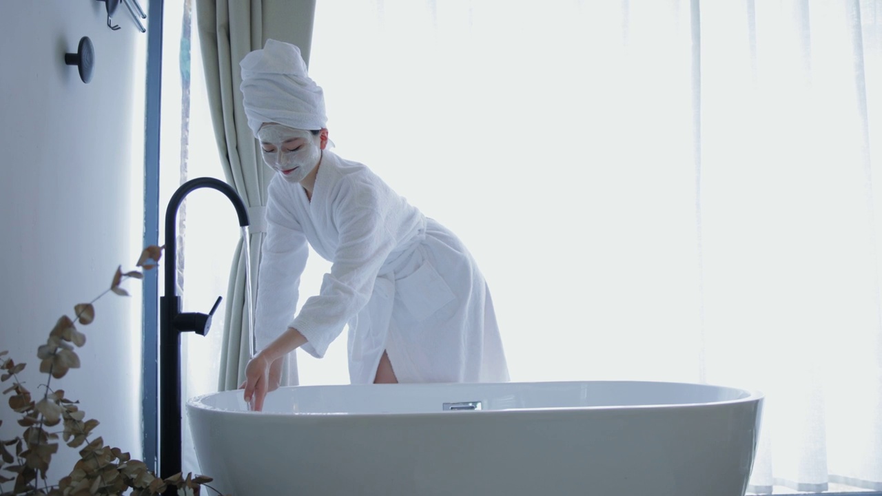 女人洗澡前向浴缸放水视频素材