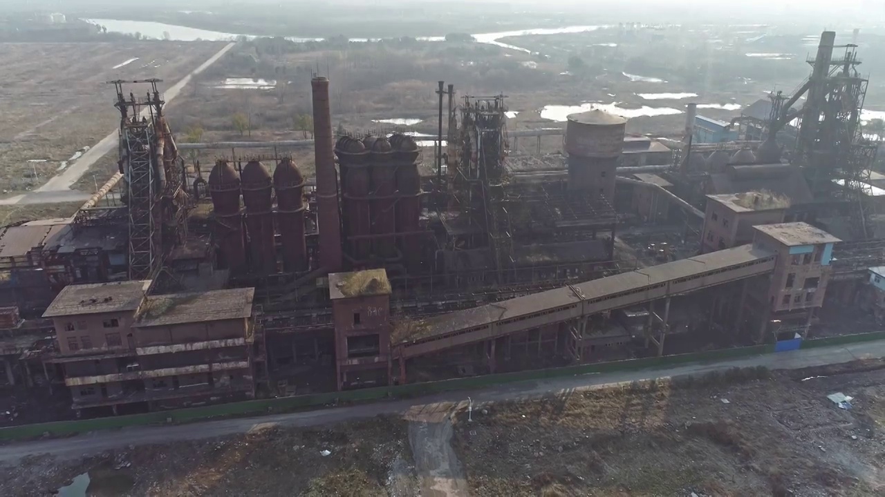 航拍废弃的钢铁厂视频素材